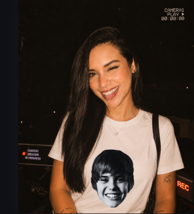 Thai, criadora da Gato Tee, usando sua camisa do Justin Bieber